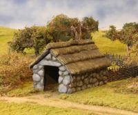 REN041 Stone/Thatched Outbuilding (Plastic Kit)