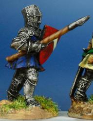 HW32 Dismounted Man At Arms - Standing With Short Lance & Shield - Short Surcoat & Helm (1 figure)