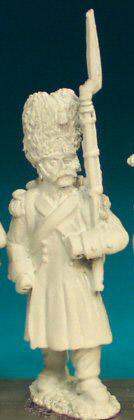 FN107 Grenadier - Standing Shouldered Musket - In Greatcoat And Bearskin (1 Figure)
