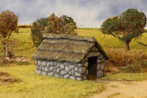 REN041 Stone/Thatched Outbuilding (Plastic Kit)